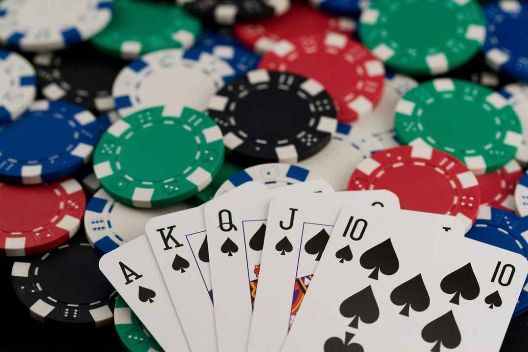 Bài Poker game hút nhiều khách hàng nhất tại Holiday Palace 