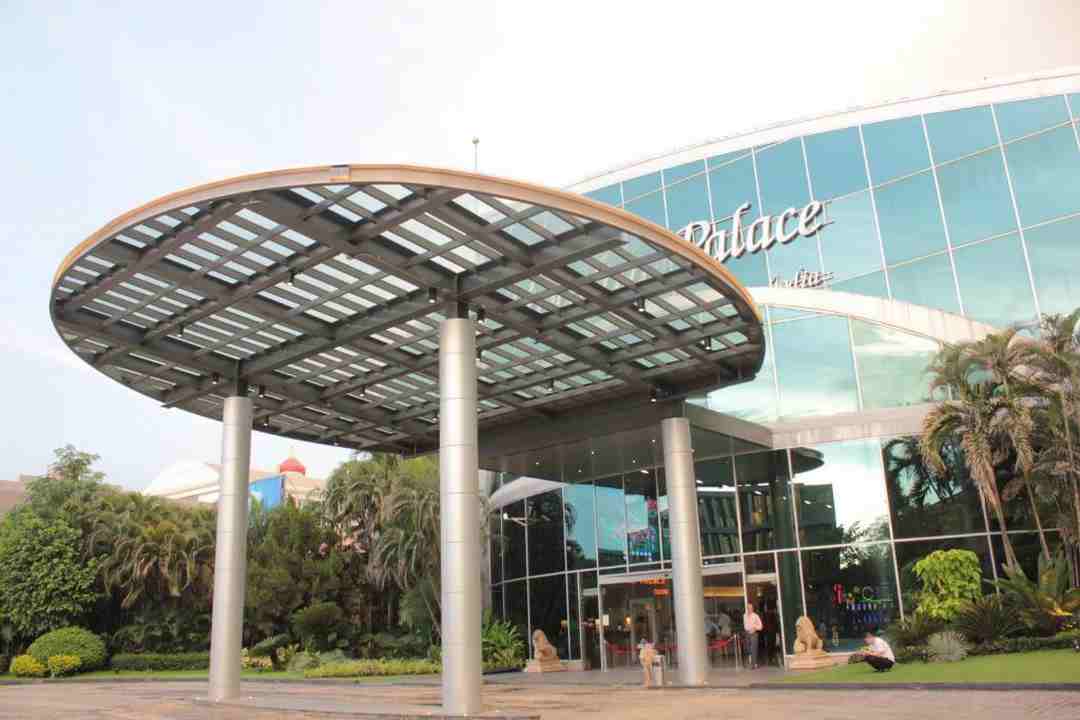 Holiday Palace Resort & Casino tọa lạc tại tại vị trí đắc địa 