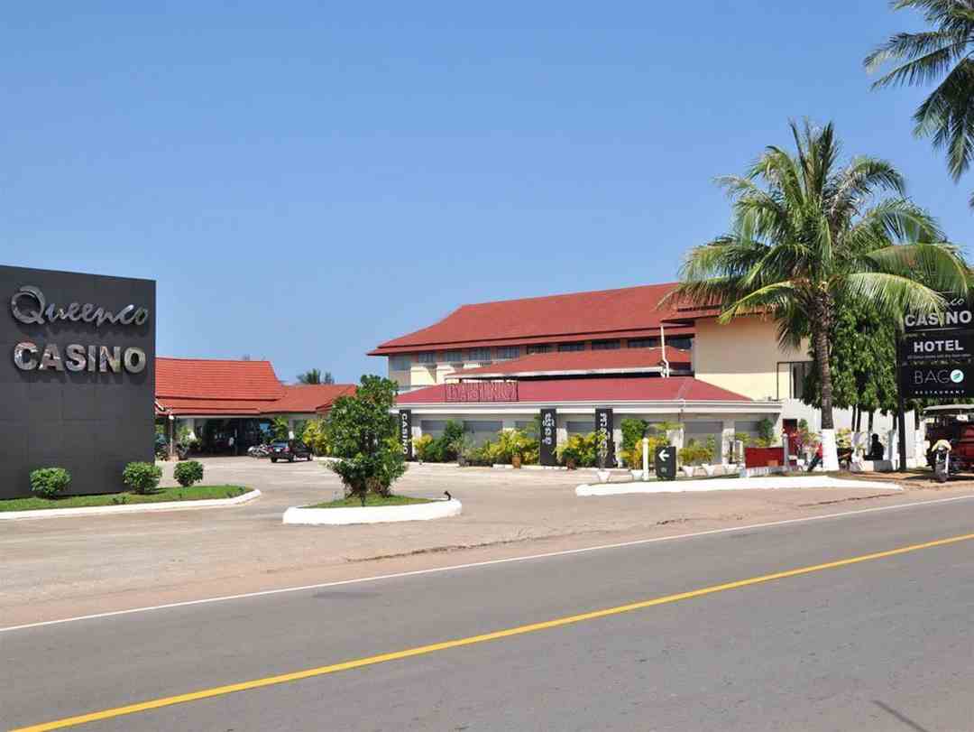 Queenco Hotel and Casino nằm bên  bãi biển Victory, Campuchia