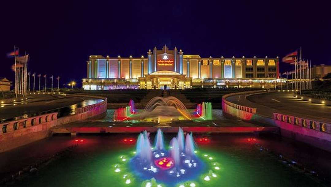 Thansur Bokor Highland Resort & Casino xa hoa tráng lệ về đêm 
